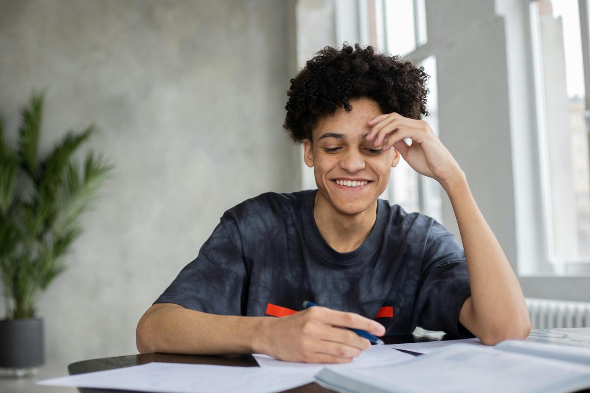 Étudiant souriant en train de travailler